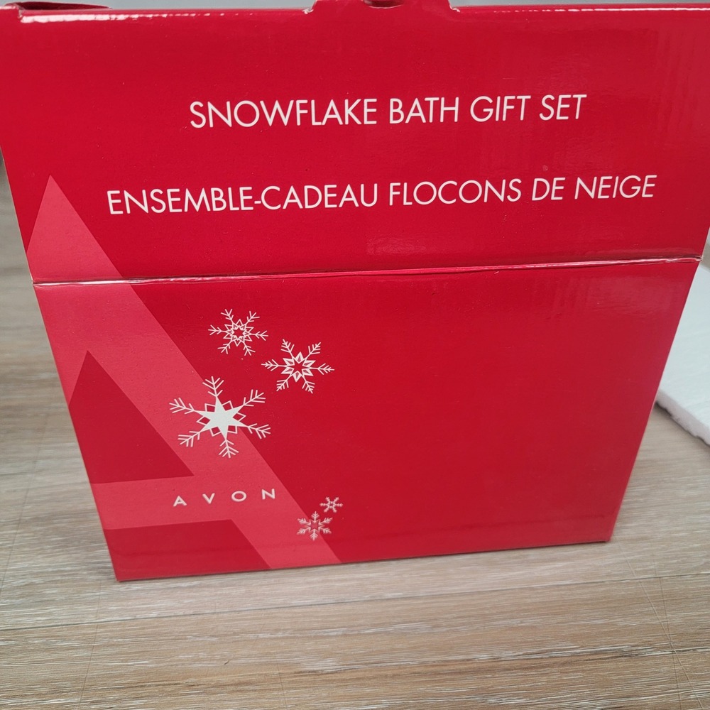 Avon Snowflake Bath Gift Set Vintage 2005 Trinket Dish and Votive Candle New Box